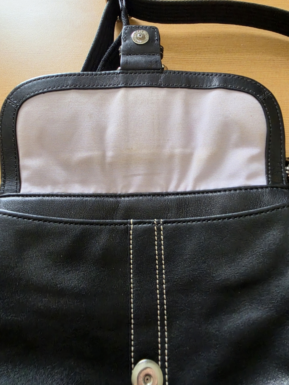 Coach Soho Black Leather Flap Bag Contrast Stitch Turnlock Y2K - Picture 7 of 12